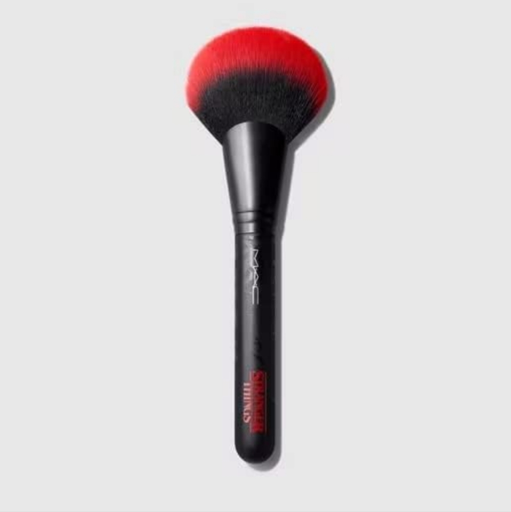💥Limited Edition💥 MAC x Stranger Things  140SES BRUSH